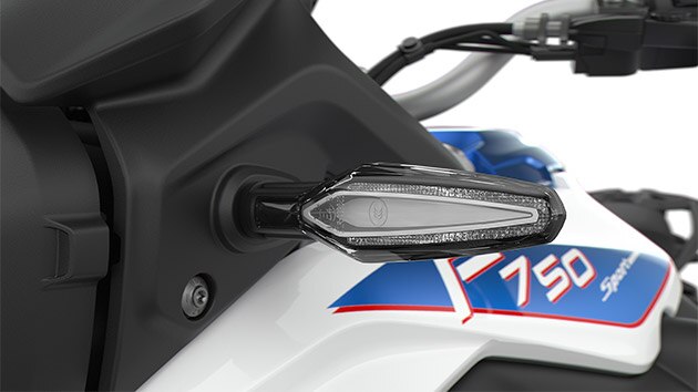 Vemos los distintivos intermitentes LED de la F 750 GS.
