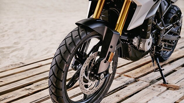 Horquilla invertida en dorado anodizado de la G 310 GS.