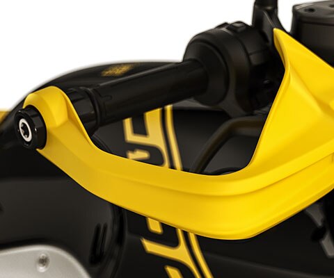 Vemos el protector de mano amarillo de la R nineT Urban G / S.