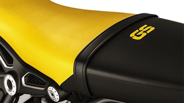 Vemos el asiento negro y amarillo de la R nineT Urban G / S.