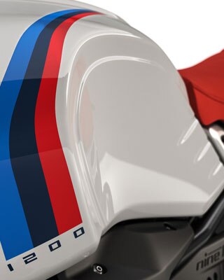 Podemos ver la combinación de colores de la pintura y el asiento rojo de la R nineT Urban G / S.
