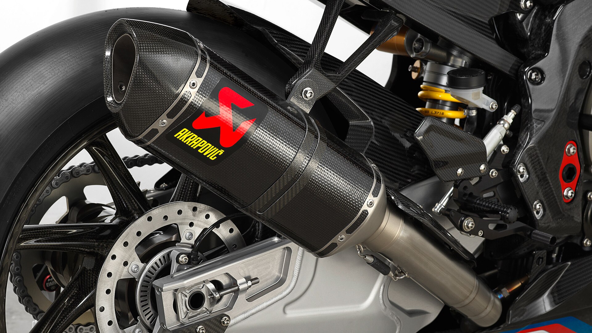 Sistema de escape Akrapovič de la HP4 RACE íntegramente de titanio