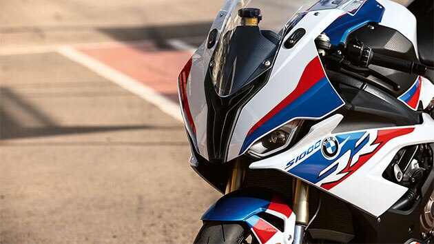 Vista detallada de los faros de la BMW RR