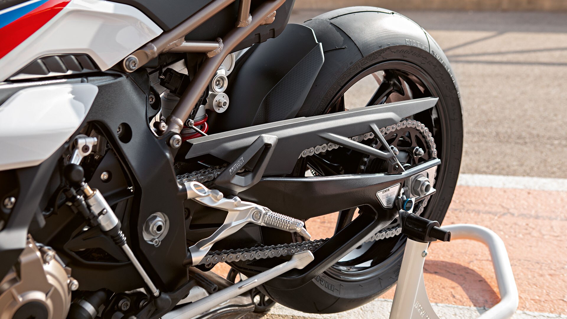 BMW RR - Basculante de refuerzo en la producción en serie