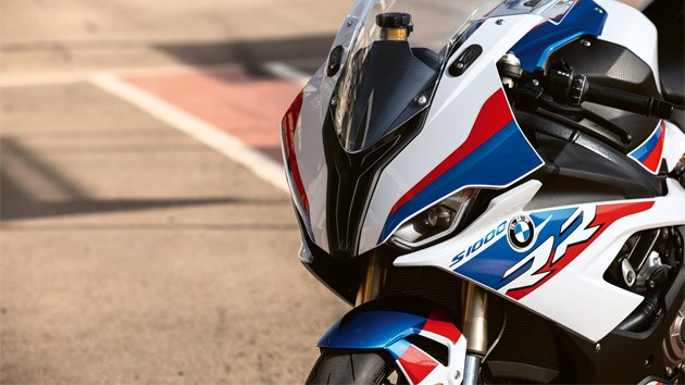 Vista detallada de los faros de la BMW RR